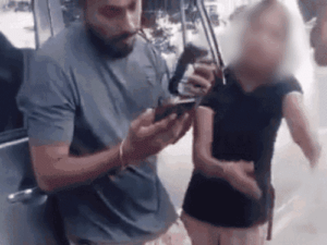 मलेशिया में पंजाबी युवती को पाकिस्तानी युवक के साथ पकड़ा:युवकों ने घेरा तो बहस हुई, थप्पड़ मारे तो रोने लगी; VIDEO सामने आया | ACTPnews