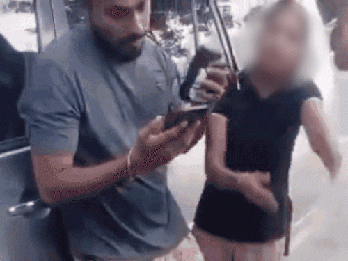 मलेशिया में पंजाबी युवती को पाकिस्तानी युवक के साथ पकड़ा:युवकों ने घेरा तो बहस हुई, थप्पड़ मारे तो रोने लगी; VIDEO सामने आया
