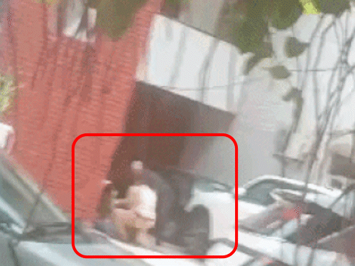 चंडीगढ़ में वकील ने महिला को गोली मारी:मकान का कब्जा लेने पहुंची थी, लाइसेंसी दुनाली से पुलिस के सामने बालकनी से फायरिंग की