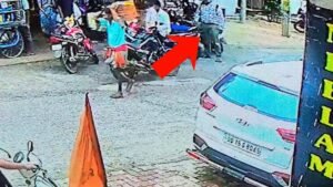 डिक्की में 50 हजार रख झालमुड़ी खाने चला गया शख्स, इतने में चोरों ने साफ कर दिया हाथ; CCTV में कैद हुई वारदात | ACTPnews
