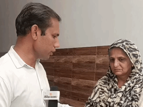 जैस्मिन लंबोरिया की मां जोगिंदर कौर दैनिक भास्कर ऐप से बातचीत करते हुए।