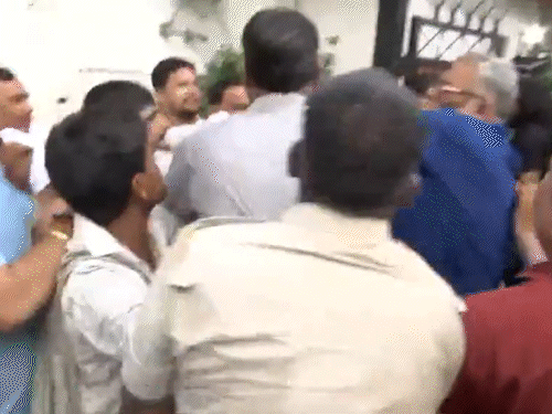 सांसद पप्पू यादव पर दिल्ली में शख्स ने जूते फेंके:समर्थकों ने पीटा; दावा– आरोपी चाकू लेकर आया था; संसद में चढ़ावा चोरी का नाटक किया था | ACTPnews