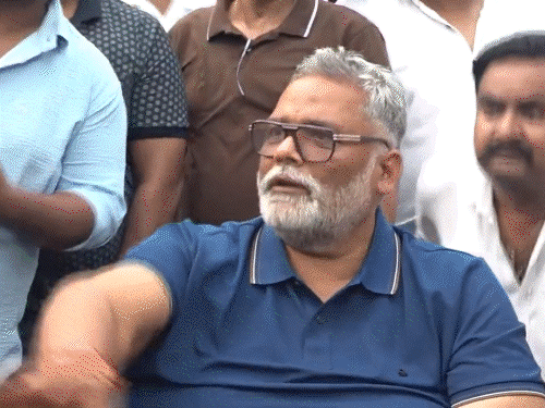 सांसद पप्पू यादव पर दिल्ली में शख्स ने चप्पल फेंकी:समर्थकों ने पीटा; दावा- आरोपी चाकू लेकर आया था; संसद में चढ़ावा चोरी का नाटक किया था | ACTPnews