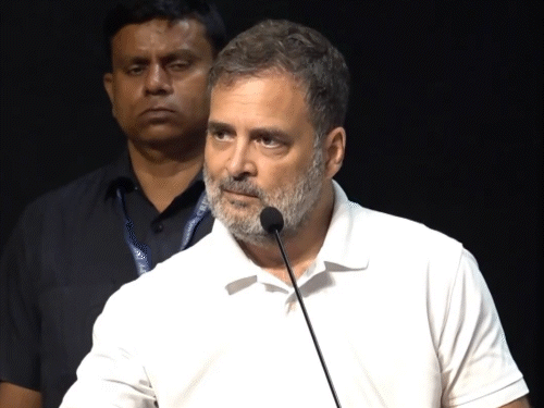 नई दिल्ली में पुस्तक विमोचन कार्यक्रम के दौरान संबोधित करते राहुल गांधी।  - Dainik Bhaskar