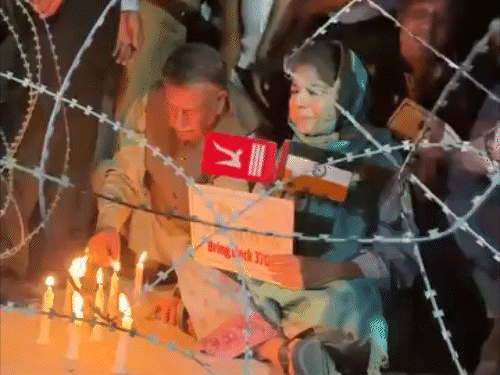महबूबा उल्टा तिरंगा पकड़कर धरने पर बैठीं:धारा 370 की बहाली की मांग की, श्रीनगर में कहा- 5 अगस्त नहीं भूल सकते