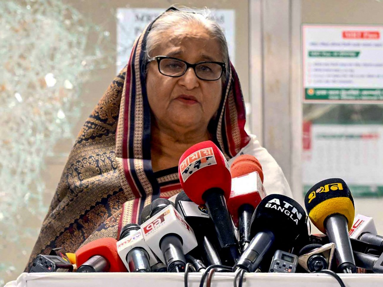 शेख हसीना ने देश छोड़ने से एक दिन पहले 25 जुलाई 2024 को ढाका में प्रदर्शन के दौरान क्षतिग्रस्त हुए मेट्रो स्टेशन का दौरा किया था। इस दौरान उन्होंने मीडिया से आखिरी बार बातचीत की थी। - Dainik Bhaskar