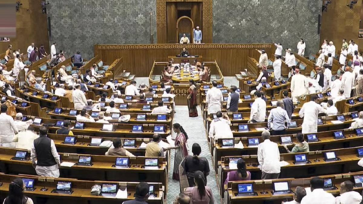 LIVE: भारी हंगामे के कारण लोकसभा की कार्यवाही दोपहर 2 बजे तक स्थगित, राज्यसभा में भी नारेबाजी