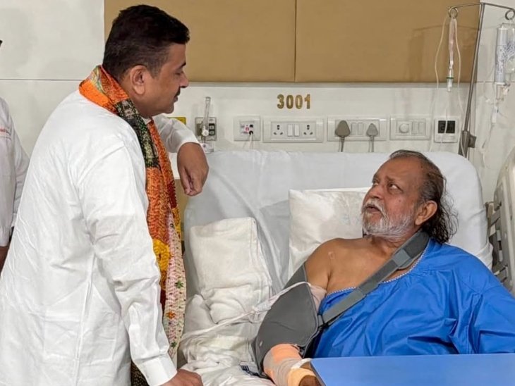 मुख्यमंत्री शुभेंदु अस्पताल पहुंचकर मिथुन से मिलते हुए। - Dainik Bhaskar