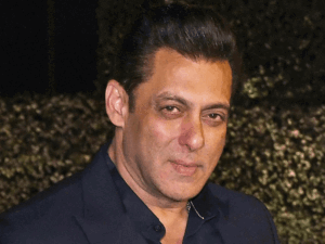 असम बाढ़ पीड़ितों के 500 घर बनवाएंगे सलमान खान:एक्टर रणदीप हुड्डा भी राहत कार्य में लगे, भूमि पेडनेकर ने प्रभावित इलाकों में पहुंचकर बांटा सामान | ACTPnews