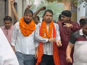 सांसद पप्पू यादव पर चप्पल फेंकने वालों पर फूल बरसाए:बुलंदशहर में खुली जीप में रोड शो निकाला, 'जय श्रीराम' के नारे लगाए | ACTPnews