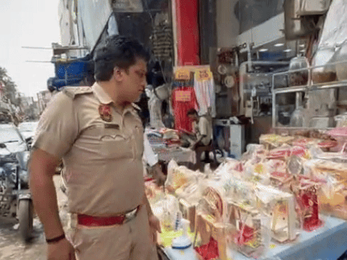 पूजा सामग्री फेंकने पर अर्जुन अवॉर्डी ACP को कोर्ट नोटिस:अतिक्रमण हटाने के दौरान गिराईं थीं मूर्तियां; दिनेश कुमार बोले-मुझे नहीं पता कब फेंकी सामग्री