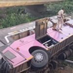 ट्रक से टकराई वोल्वो बस, अनियंत्रित होकर दोनों वाहन पुल से गिरे नीचे, 40 यात्री घायल, 10 की हालत गंभीर-VIDEO | ACTPnews