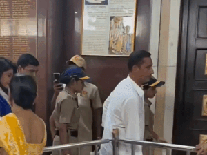Priyanka Chopra Mumbai Visit | Siddhivinayak Temple Darshan With Malti | ACTPnews