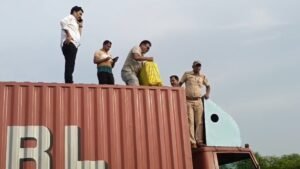 पुलिस को देखकर ट्रक छोड़कर भागा ड्राइवर, वाहन से निकला 13 करोड़ रुपये का ऐसा सामान कि सभी चौंक गए | ACTPnews