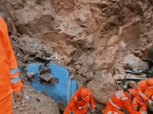 मुंबई के घाटकोपर में लैंडस्लाइड, 6 की मौत:4 घायल; मलबे में दबे लोगों की कैमरों से तलाश, संकरी गलियों में मशीनों का पहुंचना मुश्किल | ACTPnews