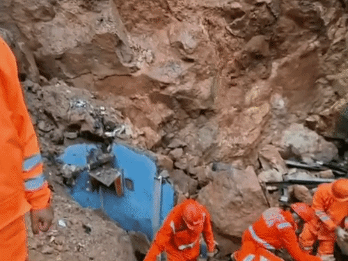 मुंबई के घाटकोपर में लैंडस्लाइड, 6 की मौत:4 घायल; मलबे में दबे लोगों की कैमरों से तलाश, संकरी गलियों में मशीनों का पहुंचना मुश्किल