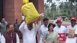“राम मंदिर भेजा तो हो जाएगी चोरी”, बोरी में चंदे की रकम लेकर संसद पहुंचे SP के सांसद, जुटाए 1.57 लाख | ACTPnews