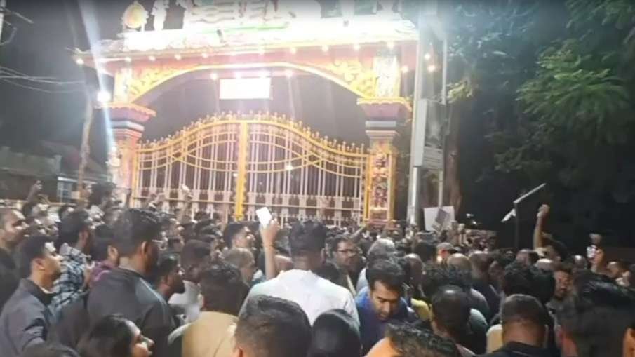 स्थानीय लोगों ने मोमबत्तियां जलाकर मेधा को श्रद्धांजलि दी।