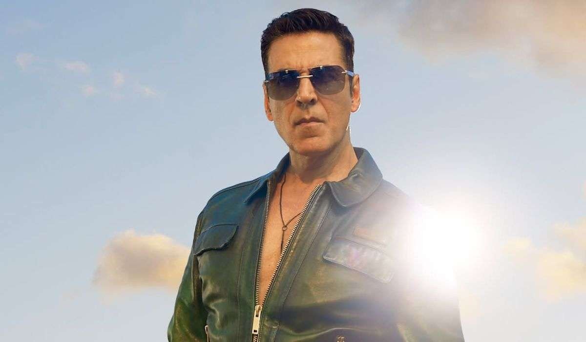 स्वतंत्रता दिवस पर अक्षय कुमार ने दिखाया तिरंगे के प्रति सम्मान, जूते उतारकर फहराया झंडा, वीडियो वायरल
