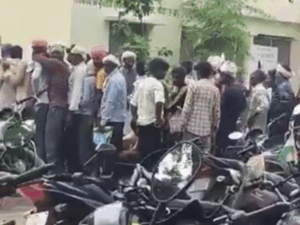 MP सरकार ने खाद की बिक्री पर लगाई रोक:स्टॉक मिलान के नाम पर फैसला; 82 लाख किसानों की बढ़ी टेंशन, कालाबाजारी का भी खतरा | ACTPnews