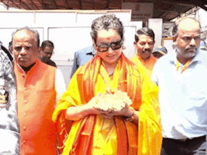 कंगना रनोट सिद्धिविनायक मंदिर पहुंचीं:गणपति बप्पा का आशीर्वाद लिया; मुंबा देवी के भी दर्शन किए, देखें तस्वीरें | ACTPnews