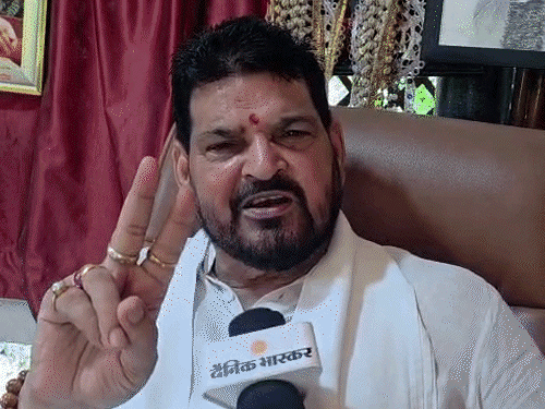 विनेश फोगाट ने बृजभूषण को 'गुंडा बदमाश' बताया:कहा- पैसे के दम पर लड़कियों पर अत्याचार किए, गोंडा में लोगों की जमीन कब्जाई