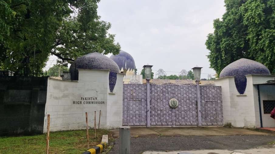 दिल्ली में पाकिस्तान हाई कमीशन के बाहर कार्रवाई।
