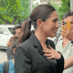 सारा अली खान की फोटो के लिए लड़ने लगे पैपराजी:अपशब्द कहे, धक्का-मुक्की की; घटना के बाद मुस्कुराती दिखीं एक्ट्रेस | ACTPnews