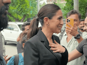 सारा अली खान की फोटो के लिए लड़ने लगे पैपराजी:अपशब्द कहे, धक्का-मुक्की की; घटना के बाद मुस्कुराती दिखीं एक्ट्रेस | ACTPnews
