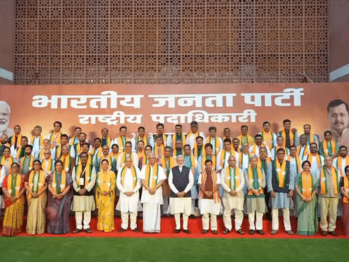 पीएम मोदी ने भाजाप के पदाधिकारियों से मुलाकात कर रहे हैं।  - Dainik Bhaskar
