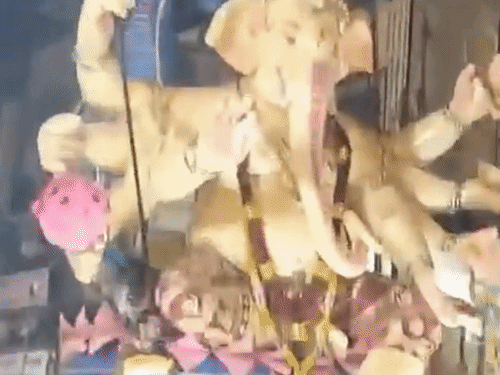 यह विजुअल गणेश प्रतिमा को पंडाल में ले जाने का है। पंडाल पहुंचने से पहले ही मूर्ति गिर गई। - Dainik Bhaskar