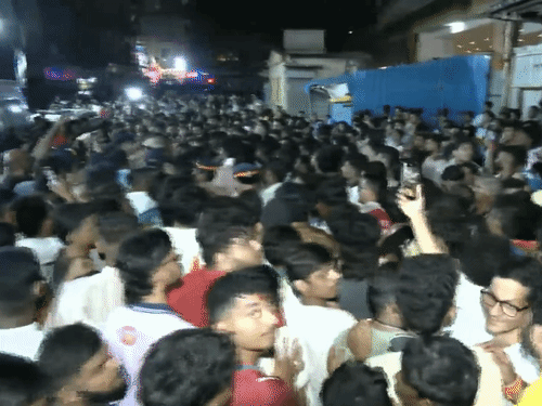 मुंबई में गणेश प्रतिमा पर अंडा फेंकने का आरोप:दो पक्षों में झड़प, पुलिस बोली- भीड़ ज्यादा स्थिति संभालने में दिक्कत