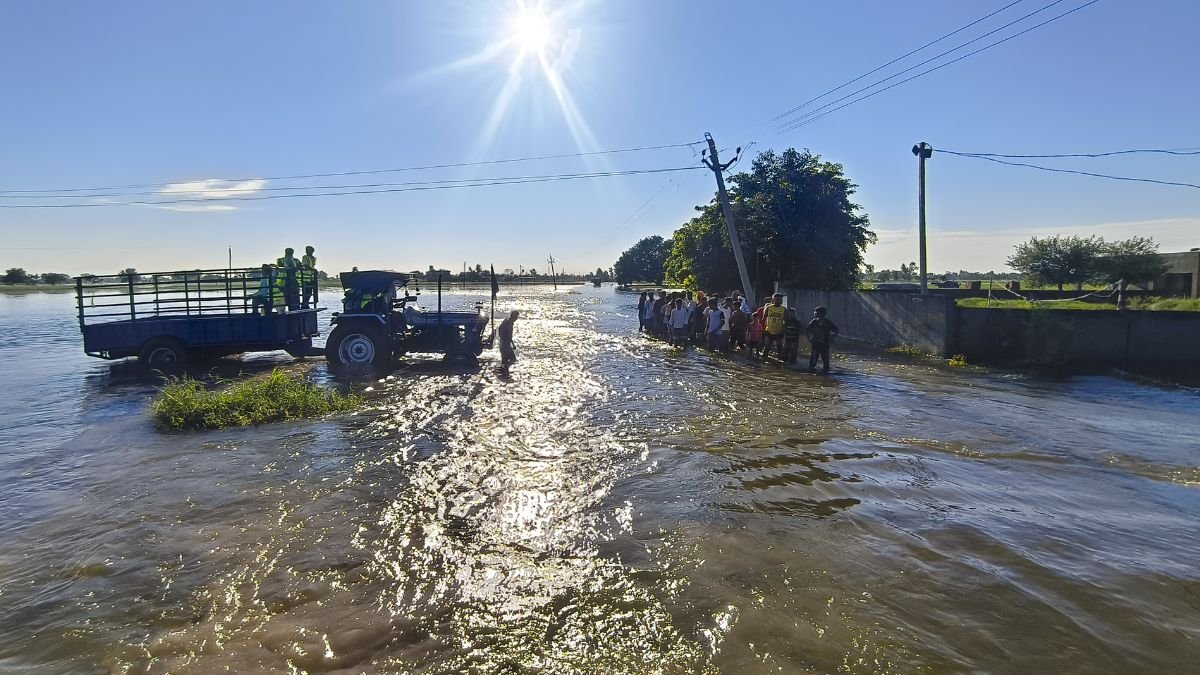 यूपी से कश्मीर तक बाढ़ से हाहाकार! कहीं नदी में समाई टंकी तो कहीं डूब गए घाट