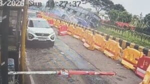 टोल प्लाजा पर लेन बदलते समय हुआ हादसा, डिवाइडर से टकराई बस, कई यात्री घायल; CCTV फुटेज आया सामने | ACTPnews