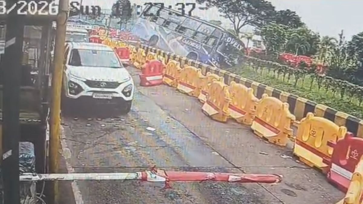 टोल प्लाजा पर लेन बदलते समय हुआ हादसा, डिवाइडर से टकराई बस, कई यात्री घायल; CCTV फुटेज आया सामने