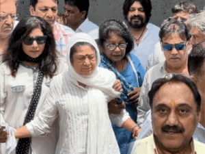 डायरेक्टर कुकू कोहली पंचतत्व में विलीन:बेटी ने कंधा दिया, पत्नी अरुणा ईरानी को गजेंद्र चौहान ने संभाला; विक्की-कटरीना समेत कई सेलेब्स पहुंचे | ACTPnews