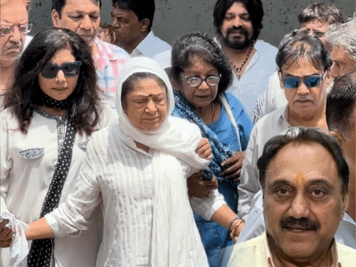 डायरेक्टर कुकू कोहली पंचतत्व में विलीन:बेटी ने कंधा दिया, पत्नी अरुणा ईरानी को गजेंद्र चौहान ने संभाला; विक्की-कटरीना समेत कई सेलेब्स पहुंचे | ACTPnews