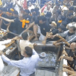 महाकाल मंदिर में कांवड़ियों ने दानपेटियां तोड़ीं, VIDEO:बैरिकेडिंग तोड़कर दानपेटियों पर चढ़े, 3 सुरक्षाकर्मी घायल; नंदी हॉल में जाने से रोका था | ACTPnews