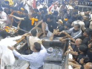 महाकाल मंदिर में कांवड़ियों ने दानपेटियां तोड़ीं, VIDEO:बैरिकेडिंग तोड़कर दानपेटियों पर चढ़े, 3 सुरक्षाकर्मी घायल; नंदी हॉल में जाने से रोका था | ACTPnews