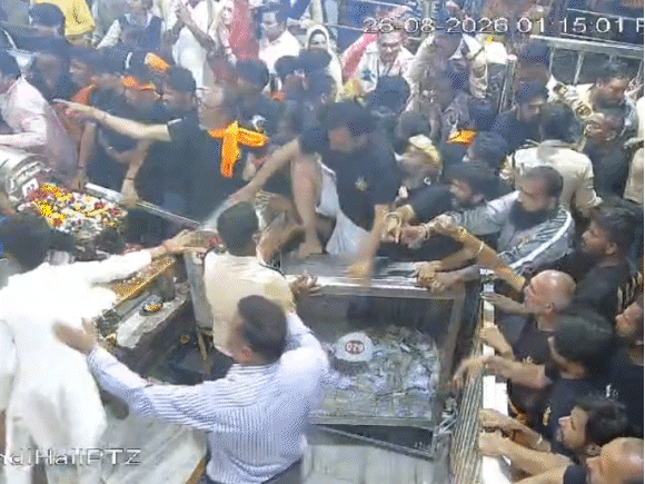 महाकाल मंदिर में कांवड़ियों ने दानपेटियां तोड़ीं, VIDEO:बैरिकेडिंग तोड़कर दानपेटियों पर चढ़े, 3 सुरक्षाकर्मी घायल; नंदी हॉल में जाने से रोका था | ACTPnews