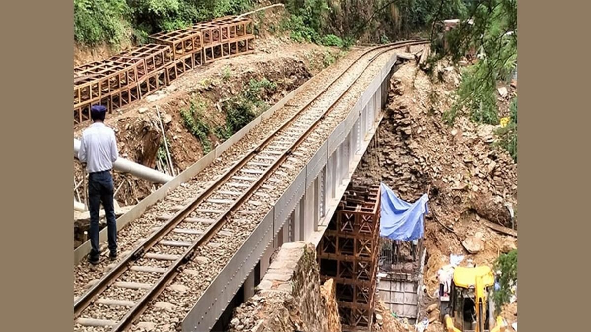 कालका-शिमला रेलवे रूट पर पटरी के नीचे लैंडस्लाइड, 10 ट्रेनें कैंसिल; 400 से अधिक यात्रियों को किया गया रेस्क्यू