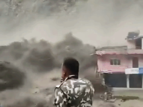 नेपाल बाढ़ में 10 सेकेंड ने बचाई कई जानें:चेतावनी मिलते ही ऊंचाई की तरफ भागे लोग; अब तक 919 मौतें, 4200 से ज्यादा लापता