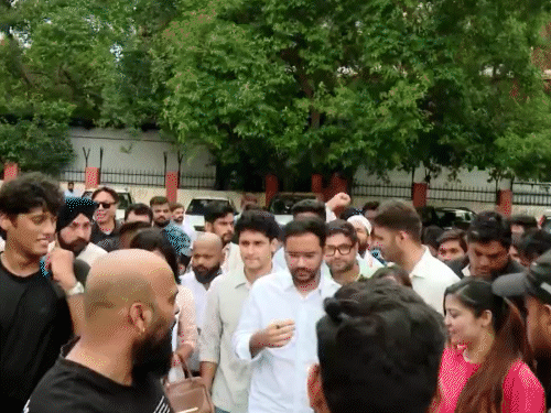 सीजेपी नेता शुक्रवार को संसद मार्ग थाने पहुंचे। - Dainik Bhaskar