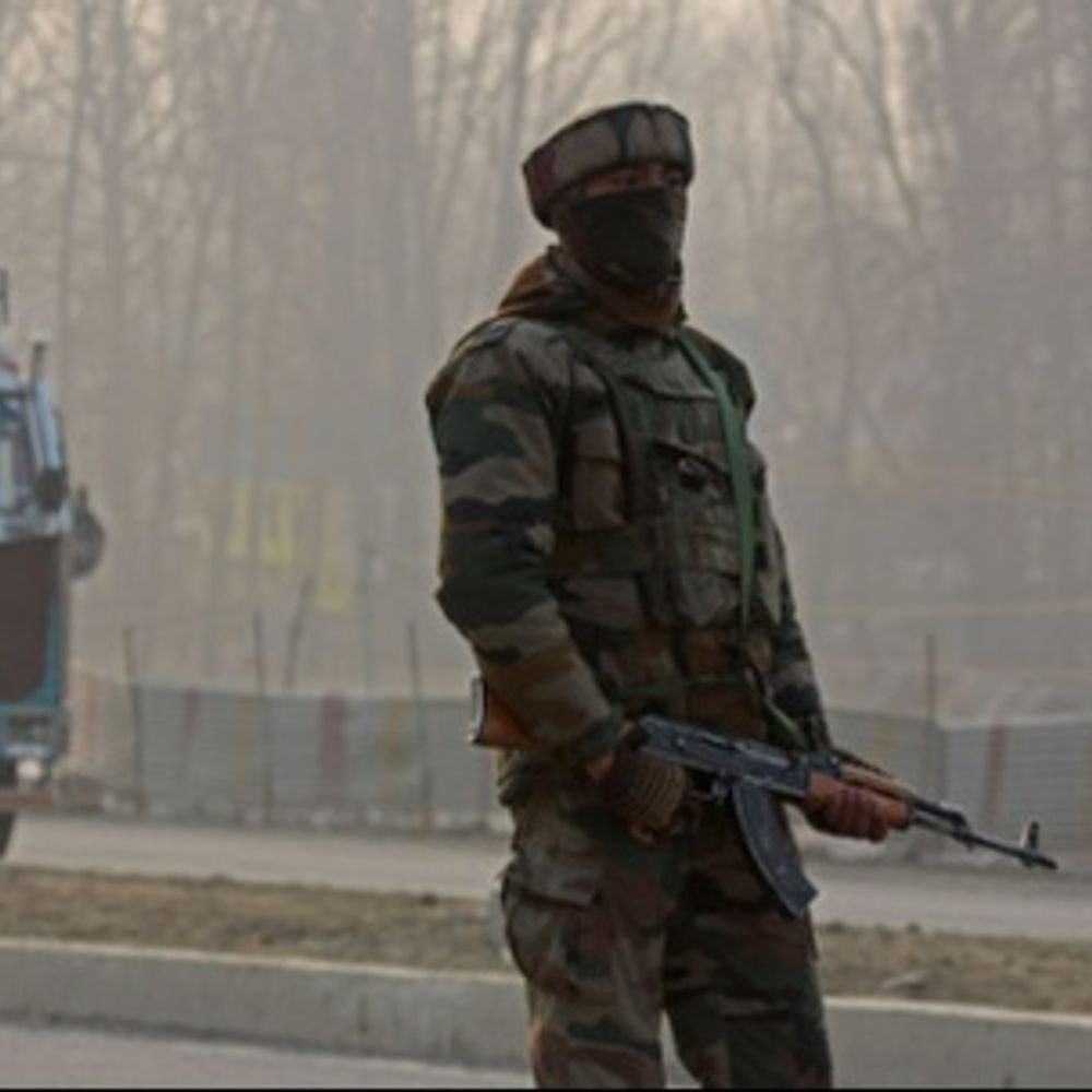 बडगाम के जंगल में एक आतंकी ढेर:सेना का ऑपरेशन जारी; एक AK राइफल मिली, दूसरे की तलाश