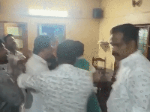 केरलम में महिला कांग्रेस विधायक के साथ हाथपाई:कार्यकर्ताओं ने हाथ मरोड़ा, धक्का-मुक्की की; राम्या हरिदास अस्पताल में भर्ती, 7 लोगों पर FIR | ACTPnews