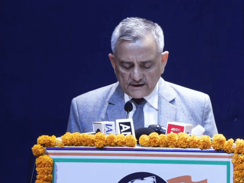 पूर्व CDS अनिल चौहान 'भारत की सुरक्षा के लिए खतरे और चुनौतियां' विषय पर बोल रहे थे। - Dainik Bhaskar