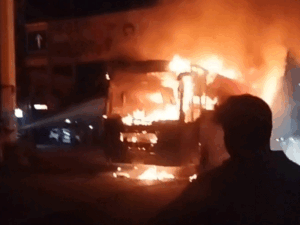 ग्वालियर से भोपाल आ रही बस में भीषण आग, VIDEO:25 यात्रियों ने खिड़की-दरवाजे से कूदकर बचाई जान, बुजुर्ग को CPR देकर भर्ती कराया | ACTPnews