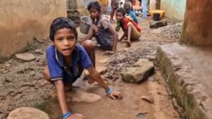 घिसटकर चलती हैं 3 बच्चियां, मां-बाप नहीं रहेंगे तो क्या होगा? तीन दिव्यांग बेटियों के साथ बेबस परिवार; देखें VIDEO | ACTPnews