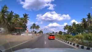हाईवे पर आगे चल रही कार को पीछे से मारी भीषण टक्कर, हादसे का डरावना VIDEO आया सामने; 1 महिला की मौत, 4 घायल | ACTPnews
