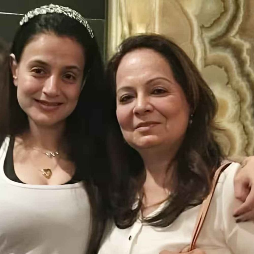 अमीषा पटेल के माता-पिता के घर चोरी:डायमंड-सोने की जूलरी चुराने वाली नौकरानी गिरफ्तार, एक्ट्रेस बोलीं- शुक्र है किसी को चोट नहीं पहुंचाई, सब सुरक्षित हैं